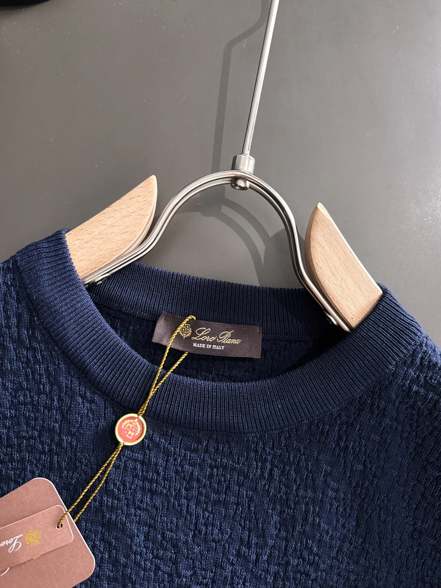 Next day shipment LP high quality Loro Piana 26ss New Arrival men's short-sleeved T-shirt Made of combed cotton yarn knitted cotton fabric, no pressure when entering and exiting the counter Exclusive control of raw materials It feels substantial when weighed, and the upper body is more textured than ordinary T-shirts. This texture can cope with the weather easily and is suitable for both hot and cold! Loose fit design, looks noble. The only correct version is available Size: M to XXXL